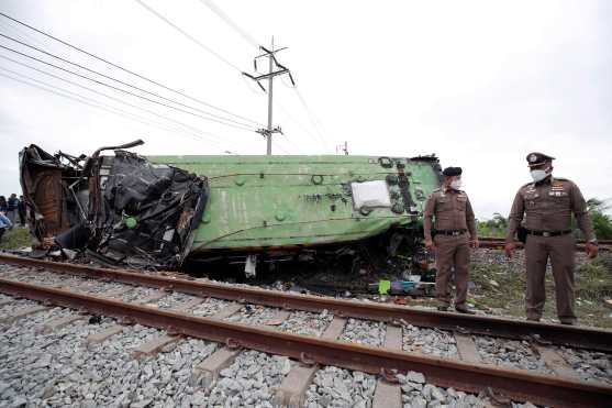 El accidente tuvo lugar a unos 50 km al este de la capital Bangkok cuando el bus de pasajeros se dirigía a un templo en la provincia de Chachoengsao para participar en la ceremonia con motivo del fin de la cuaresma budista. (Foto Prensa Libre: EFE)