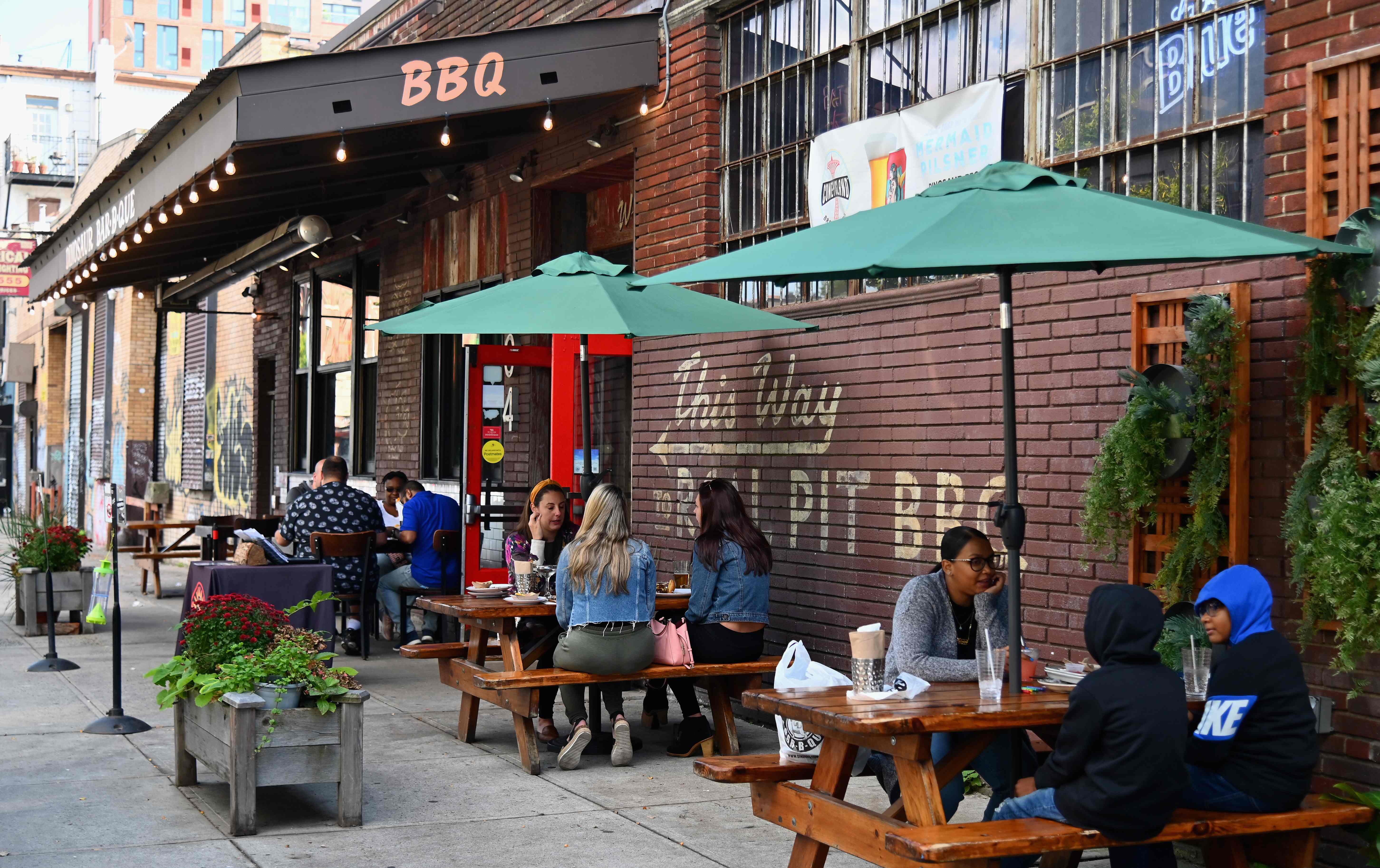 Personas afuera de un restaurante en  Brooklyn New York City, luego de la reapertura del coronavirus: AFP)