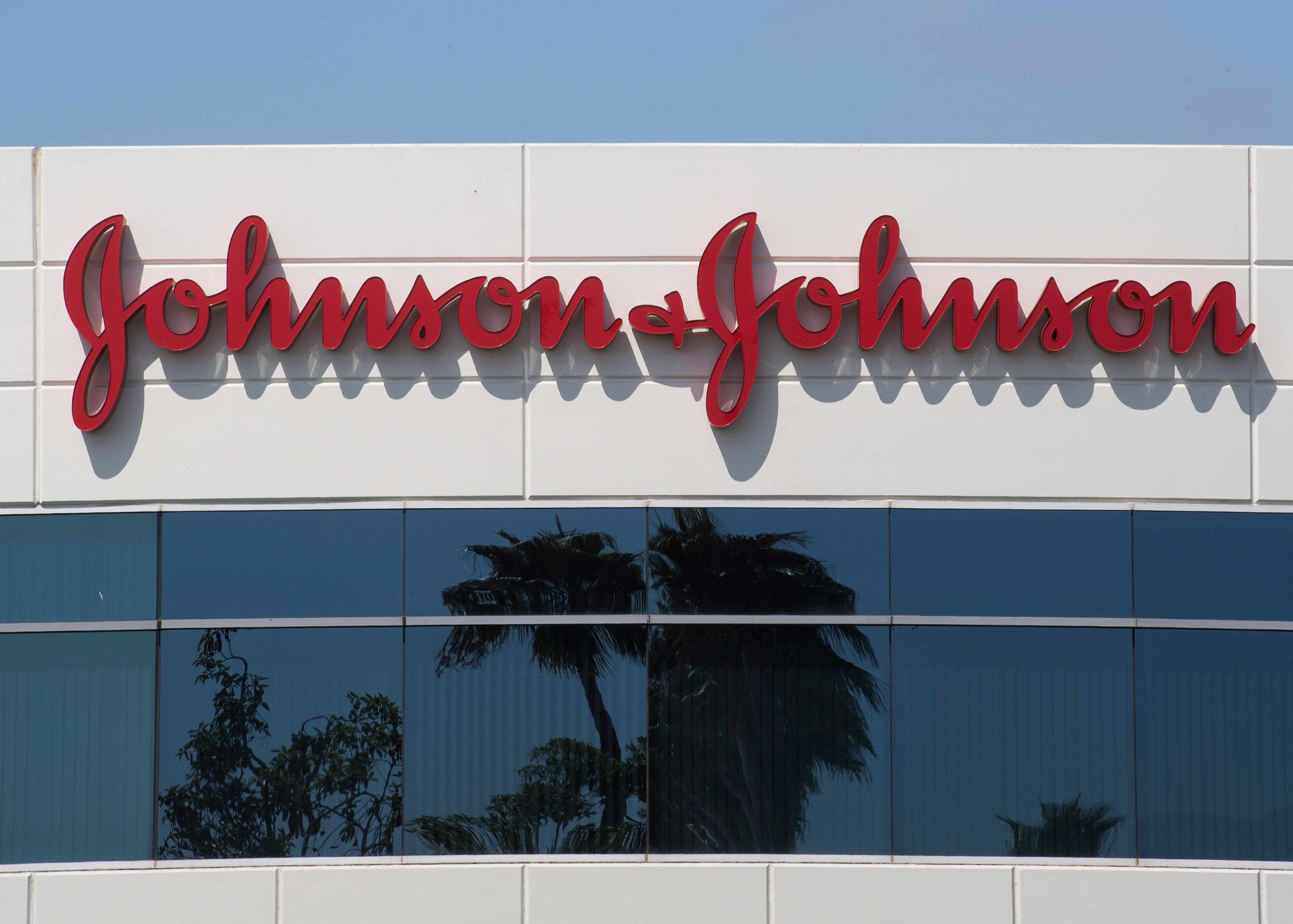 La estadounidense Johnson & Johnson detuvo su prueba clínica de la vacuna contra covid-19. (Foto Prensa Libre: AFP)