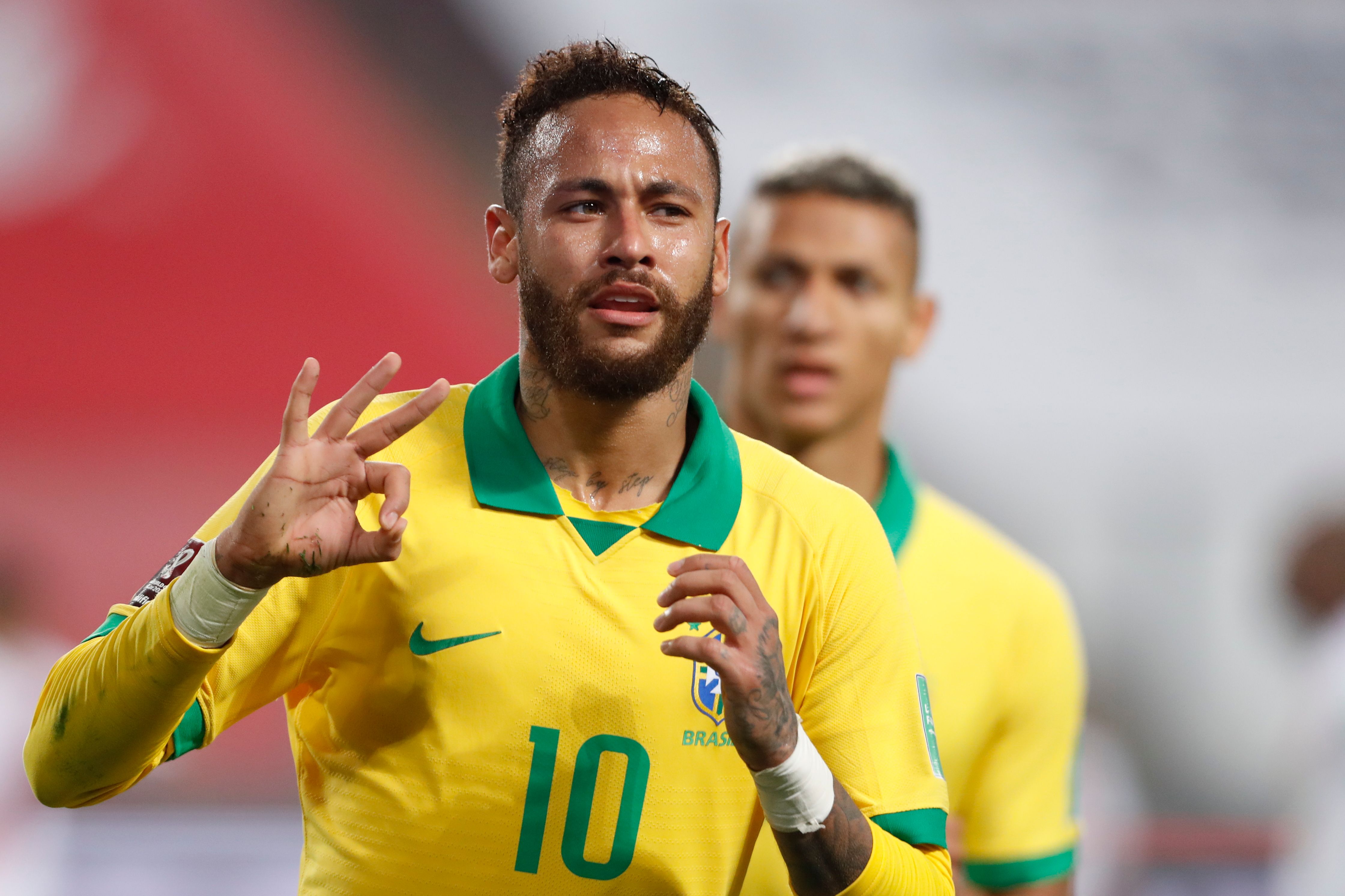 Neymar festeja después de anotarle tres goles a Perú. (Foto Prensa Libre: AFP)