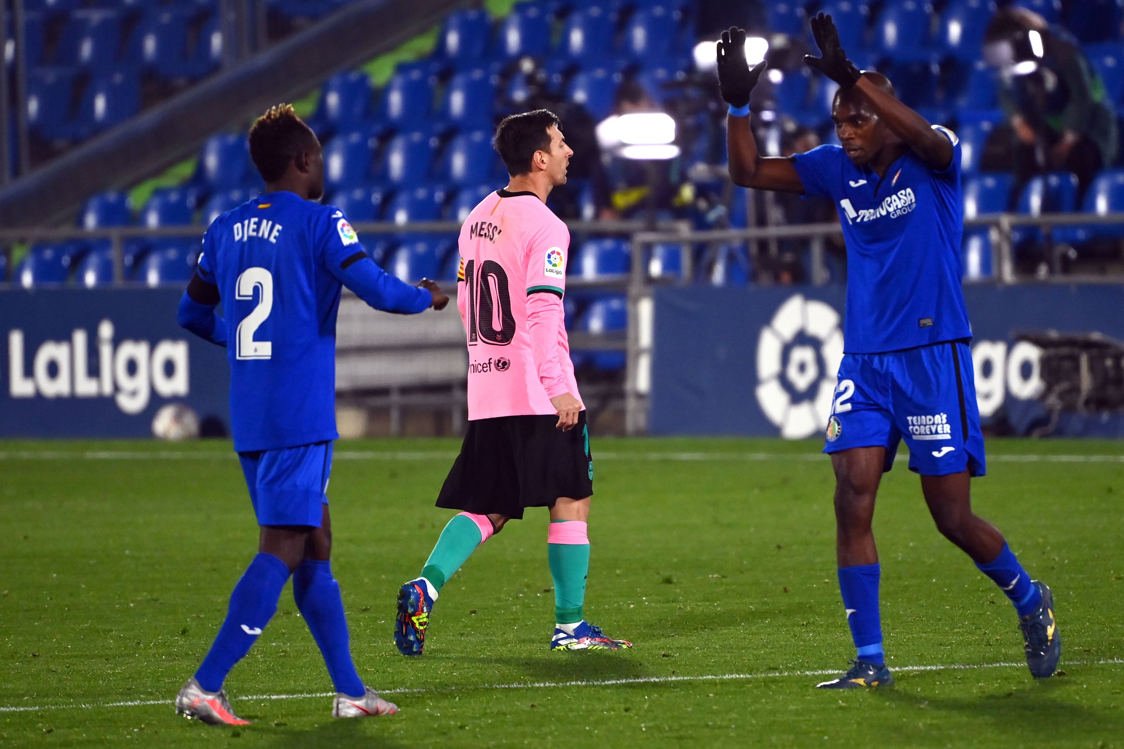 Un gol de penal al minuto 55 marcado por Jaime Mata bastó para que el Getafe derrotara al Barcelona en el torneo local. (Foto Prensa Libre: AFP)