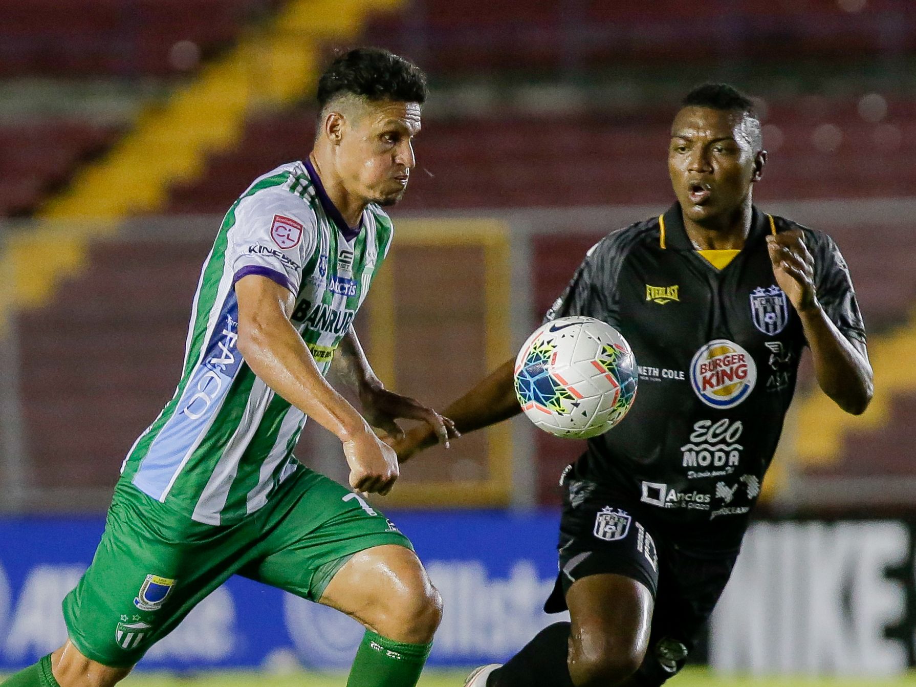 El futbolista guatemalteco Jairo Arreola jugó con Antigua GFC un torneo de Concacaf. Esta vez lo volverá a hacer, pero vistiendo la camisola del Deportivo Guastatoya. Foto Prensa Libre: AFP.