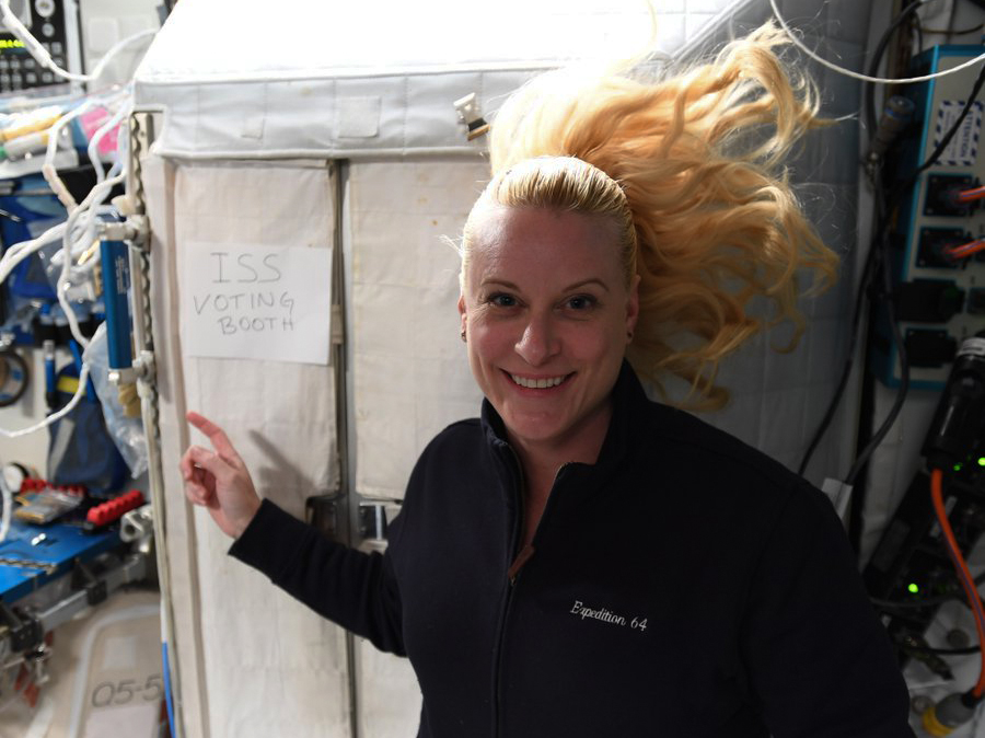 Kate Rubins sigue una curiosa tradición de votar desde el espacio para la elección presidencial de Estados Unidos. (Foto Prensa Libre: NASA/Twitter)