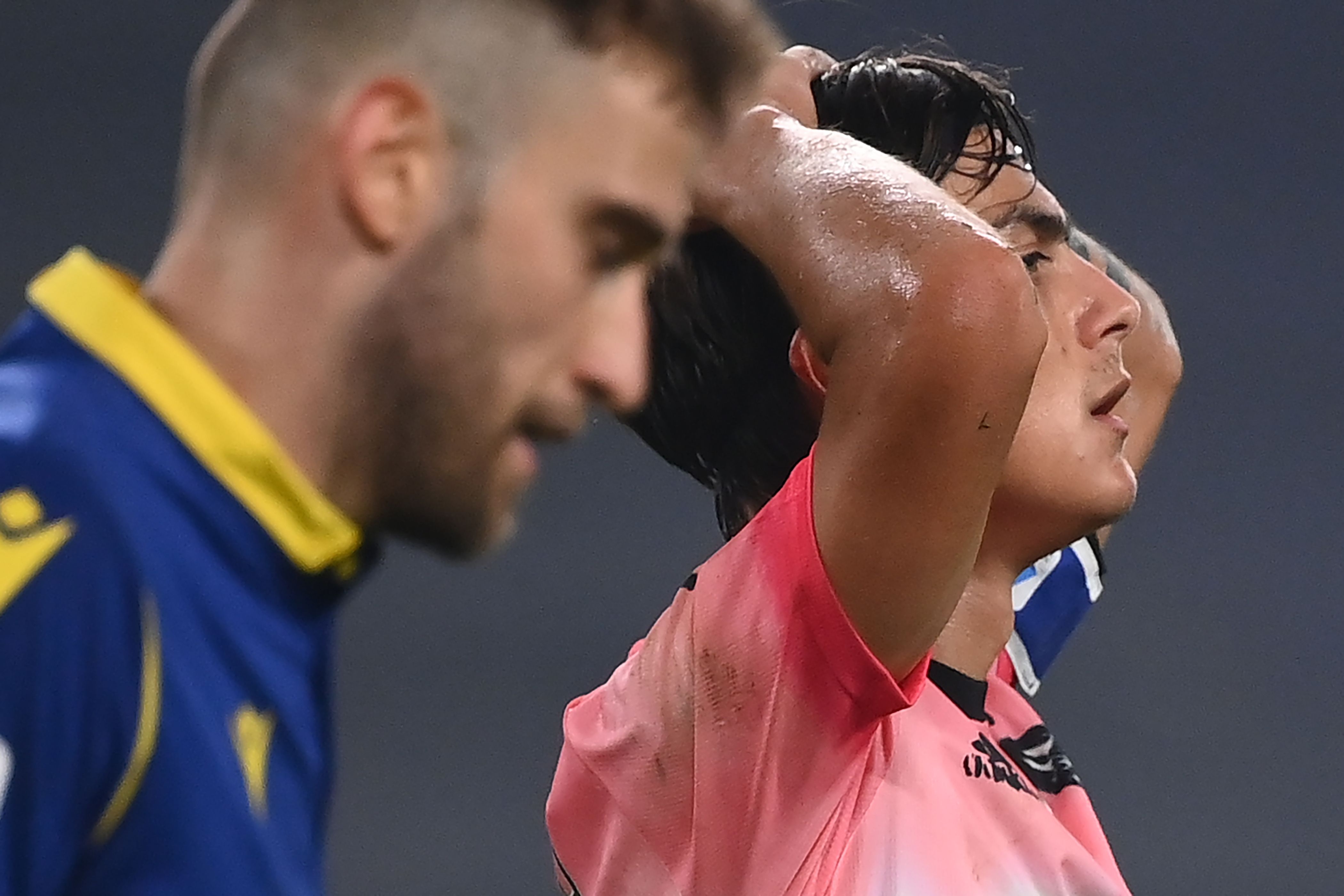 El argentino Paulo Dybala se lamenta durante el empate de la Juventus ante el Verona. (Foto Prensa Libre: AFP)