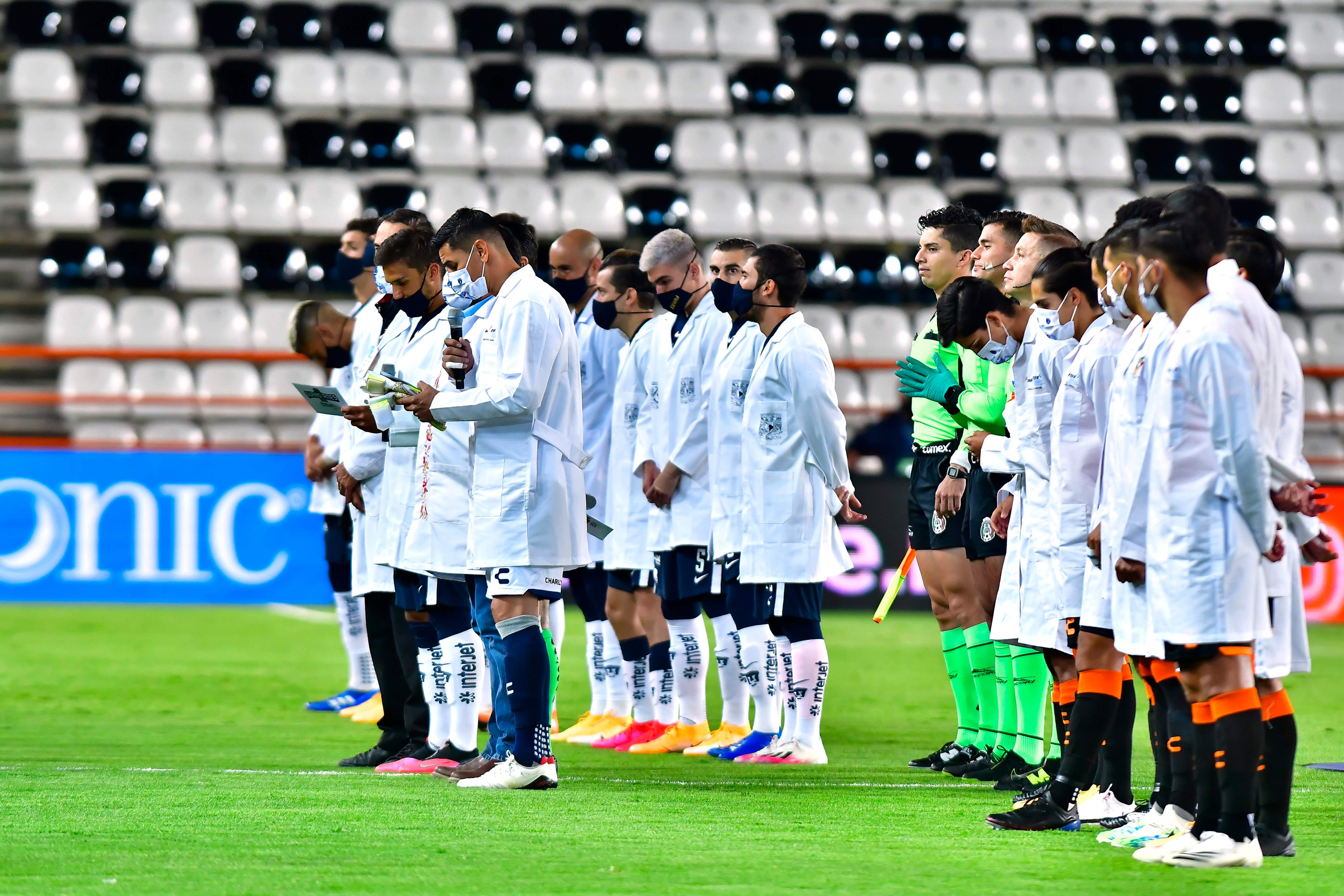 Jugadores de Pachuca y Pumas en el estadio  Hidalgo. Foto Prensa Libre: AFP