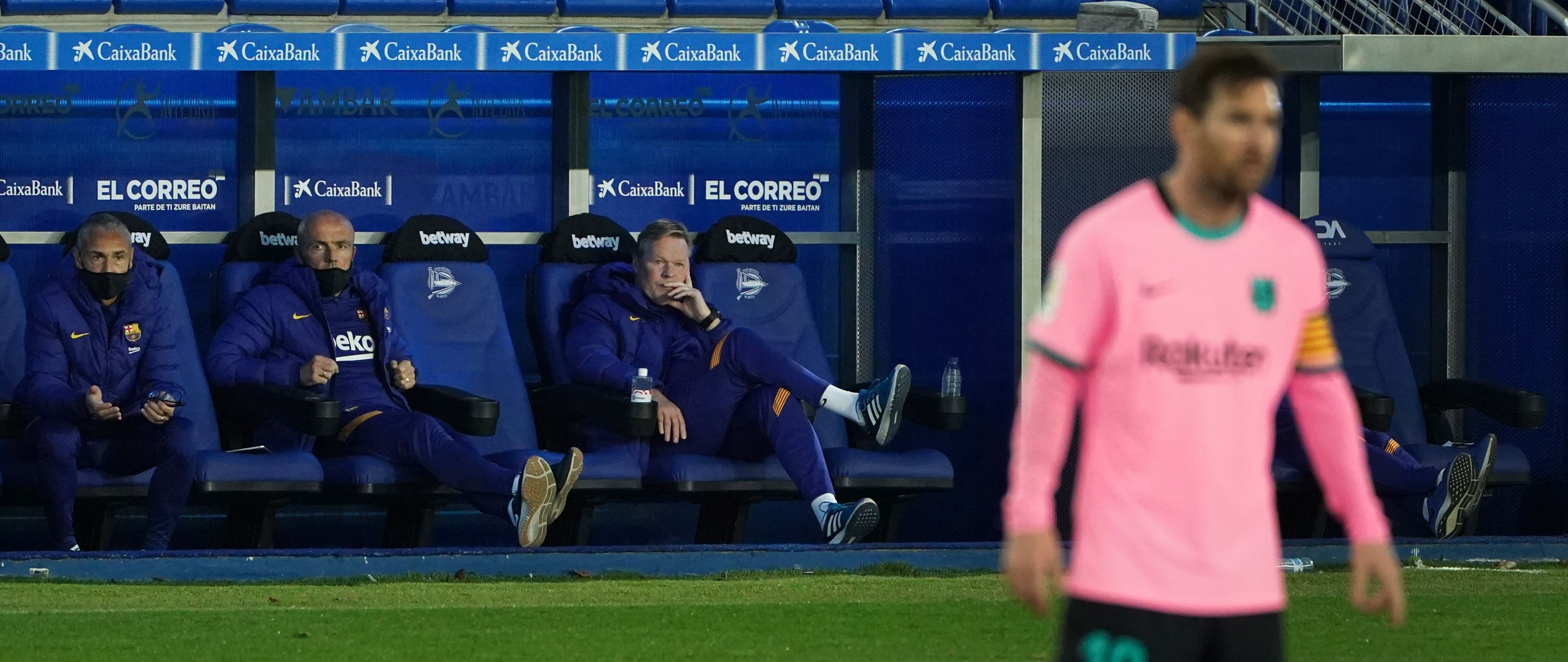 El argentino Lionel Messi está en el centro de la polémica por un pelotazo al árbitro central durante el juego ante el Alavés. (Foto Prensa Libre: AFP)