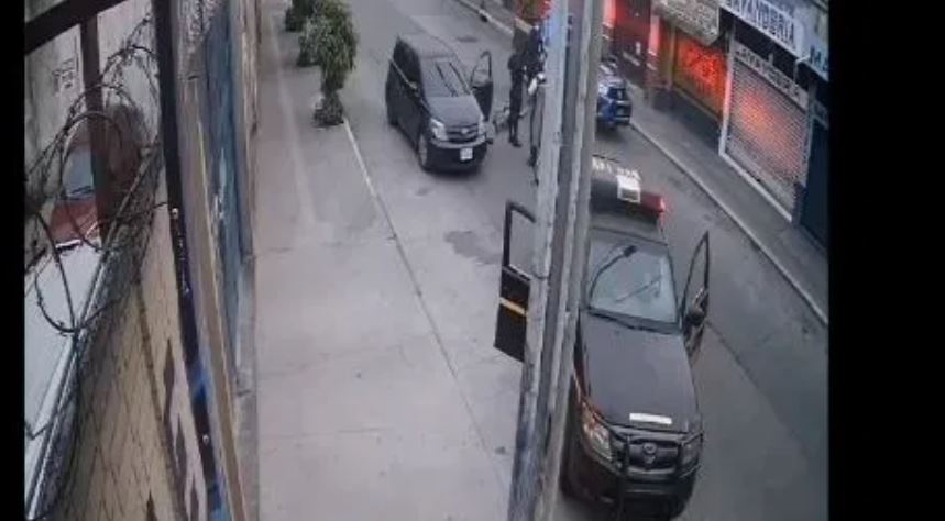 mágenes que circulan en redes sociales en las que se observa el suceso registrado en la zona 6 de la capital. (Foto Prensa Libre: Captura de pantalla de video)