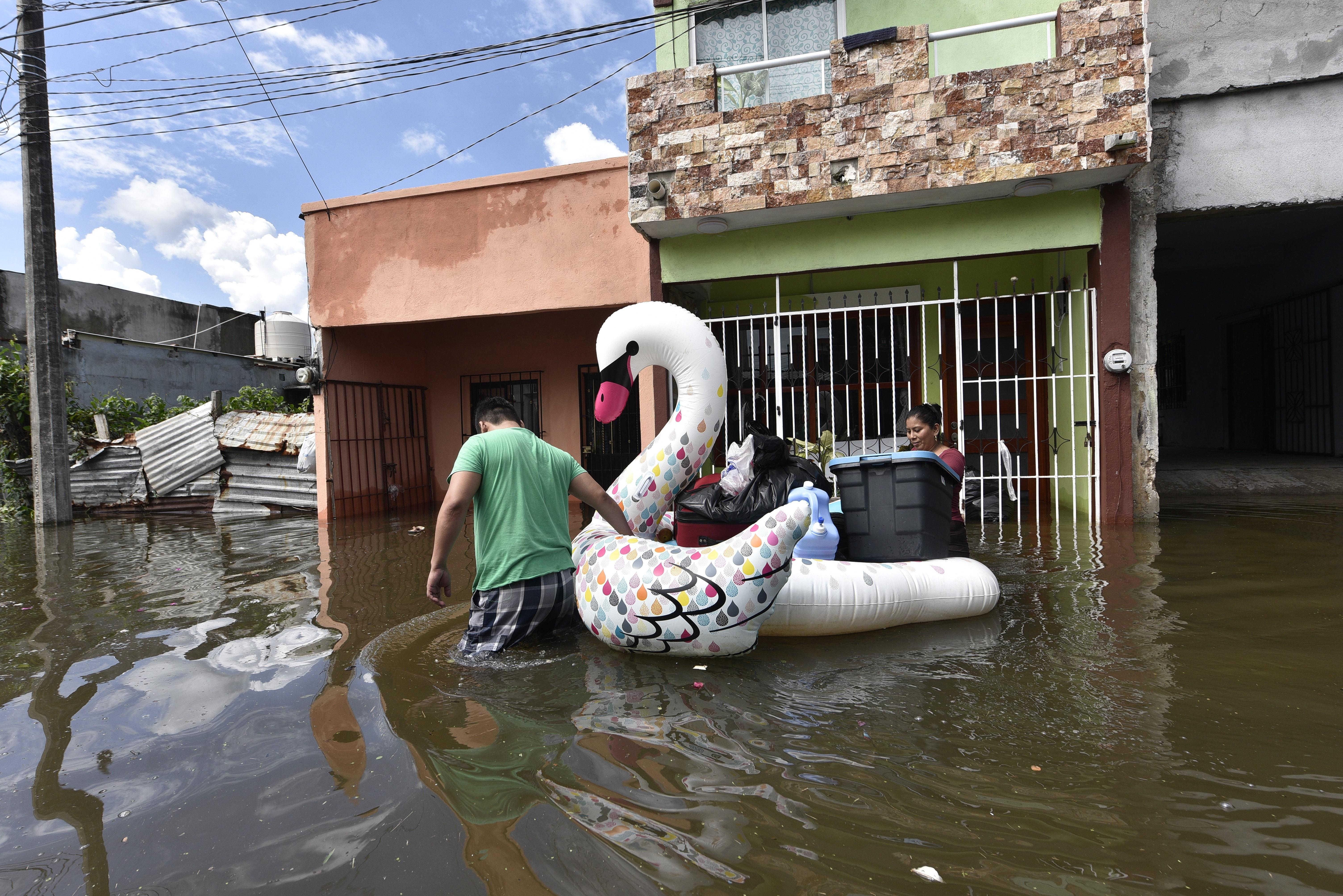 Habitantes rescatan algunas de sus pertenencias tras una inundación debido a las intensas lluvias provocadas por la tormenta tropical Gamma, en Tabasco, México. (Foto Prensa Libre: EFE)