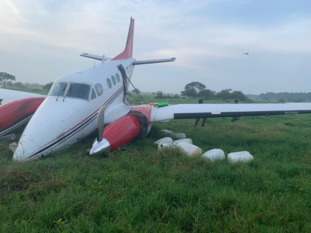 Soldados resguardan una avioneta ilegal hallada en Retalhuleu. (Foto Prensa Libre: Ejército de Guatemala)