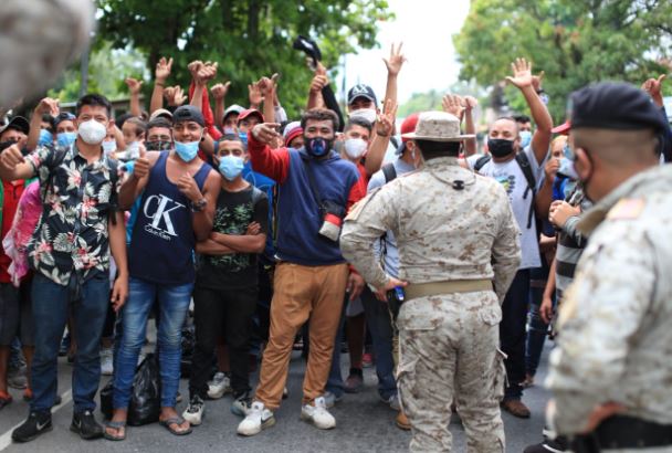 Migrantes hondureños se desplazan por Guatemala en su camino a la frontera con México. (Foto Prensa Libre: Carlos Hernández)