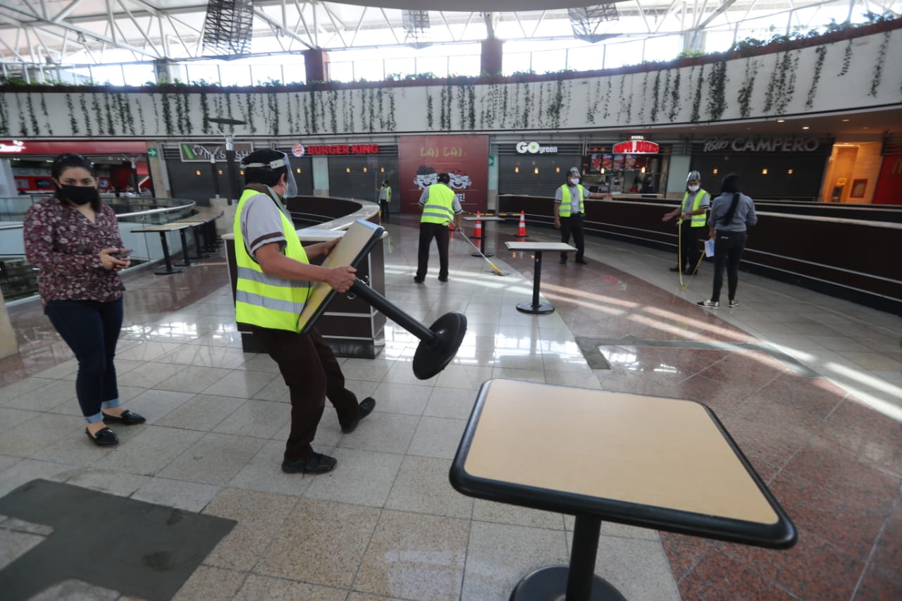 Después de seis meses de permanecer cerradas, las plazas de comida volverán a atender con aforo limitado. (Foto Prensa Libre: Érick Ávila)