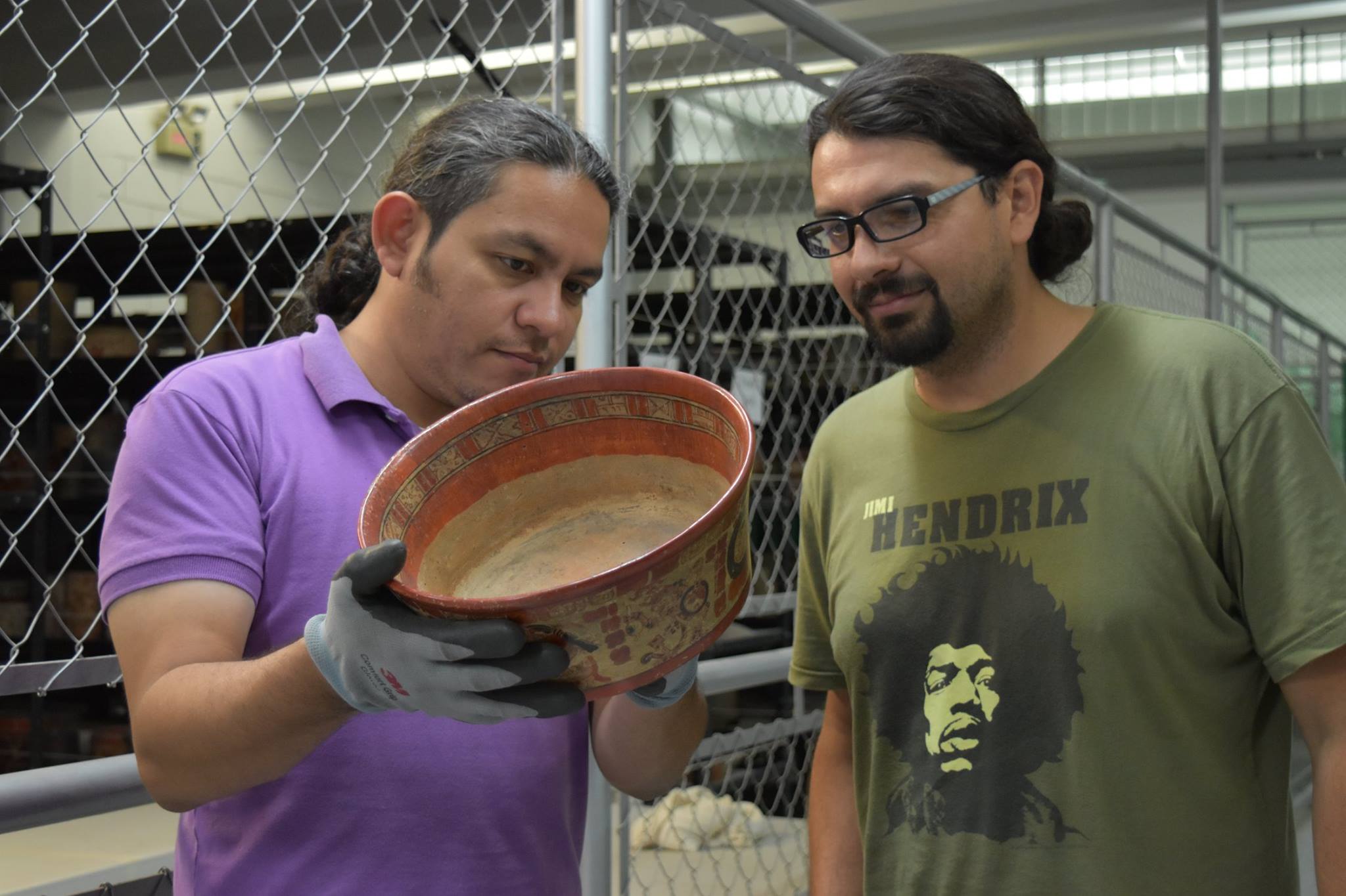 Camilo Luin y Juan Manuel Palomo revisan el texto jeroglífico del “Cuenco Castillo”, una de las piezas más representativas del arte maya prehispánico. (Foto Prensa Libre: cortesía Camilo Luin).