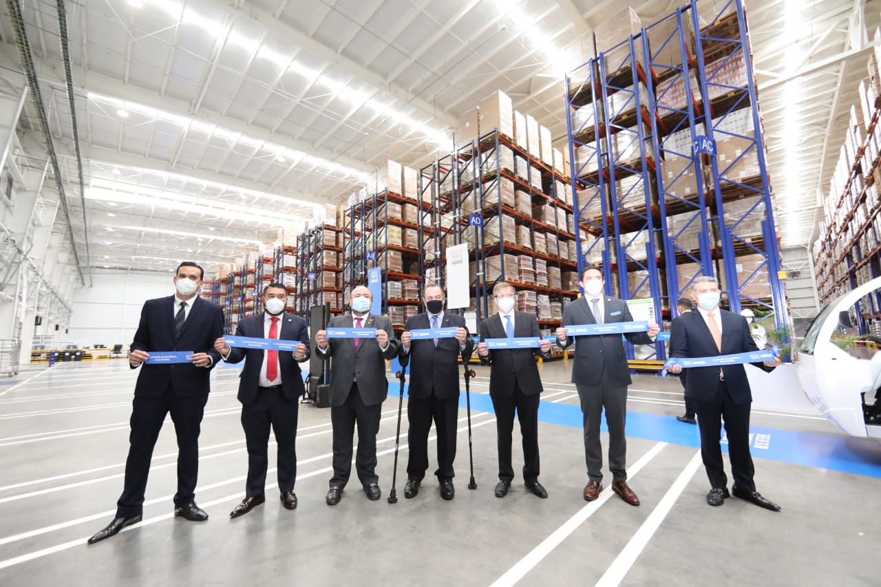 A la inauguración del Centro de Distribución Nestlé en Villa Nueva asistieron empresarios y autoridades. (Foto Prensa Libre: Presidencia de la República)