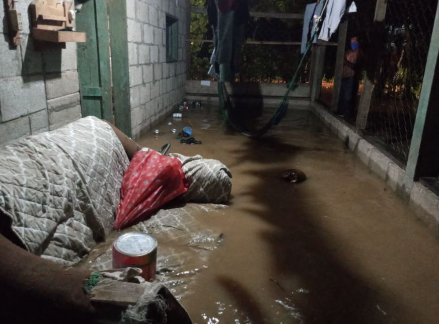 Daños por inundación en el caserío San Juan, El Chal, Petén. (Foto Prensa Libre: Conred) 