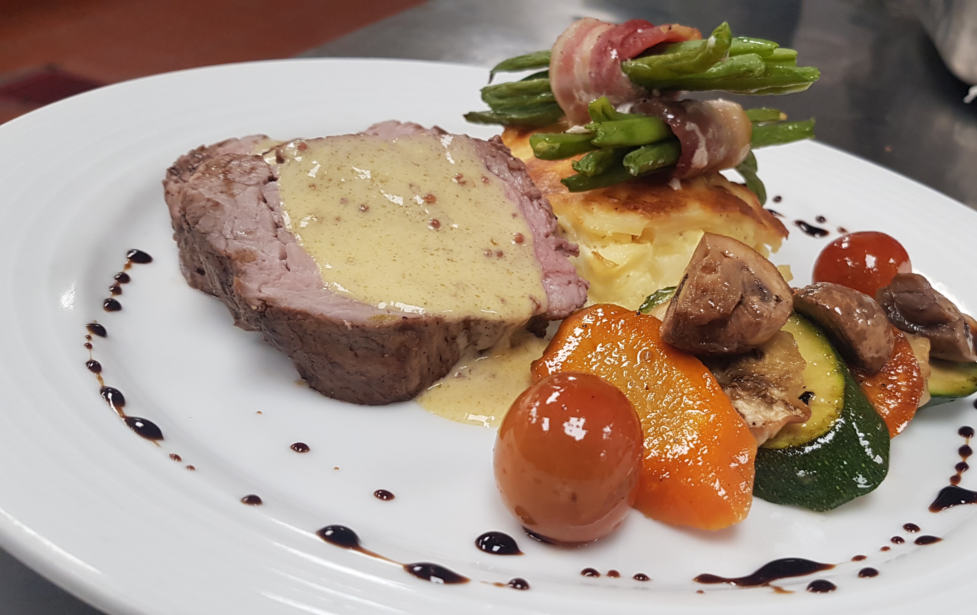 Lomito bridado con salsa de mostazas y reducción  de miel  y milhojas de papa es la receta de platillo fuerte preparada por la chef Valeska Tojes. (Foto Prensa Libre, Valeska Tojes)