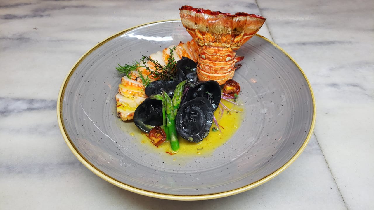 Platillo tortelli a la tinta de  calamar  rellenos de langosta, queso ricotta y eneldo, preparado por el chef Gerson Ruano. (Foto Prensa Libre, Gerson Ruano)