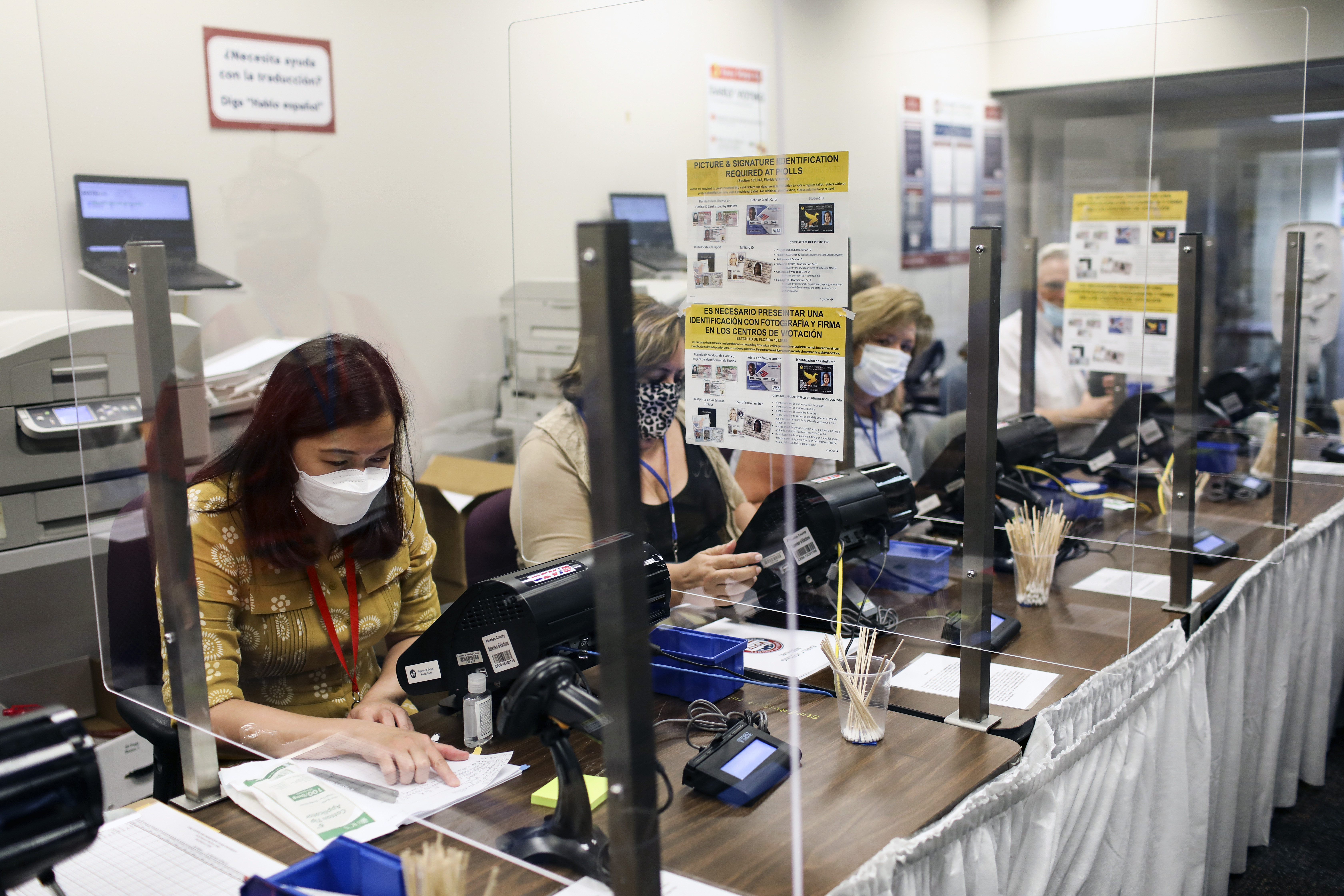 Trabajadores electorales en San Petersburgo el lunes 19 de octubre de 2020, el primer día de votación anticipada en Florida.  (Foto Prensa Libre: Eve Edelheit/The New York Times)