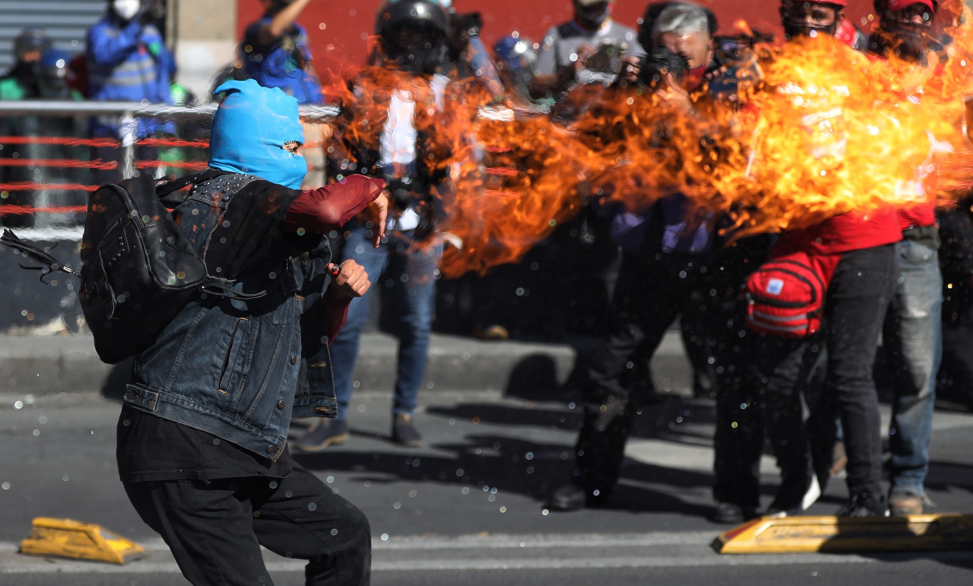 Encapuchados se enfrentan a la Policía durante un mitin conmemorativo por el 52 aniversario de la masacre estudiantil de Tlatelolco, en la Ciudad de México. (Foto Prensa Libre: EFE)