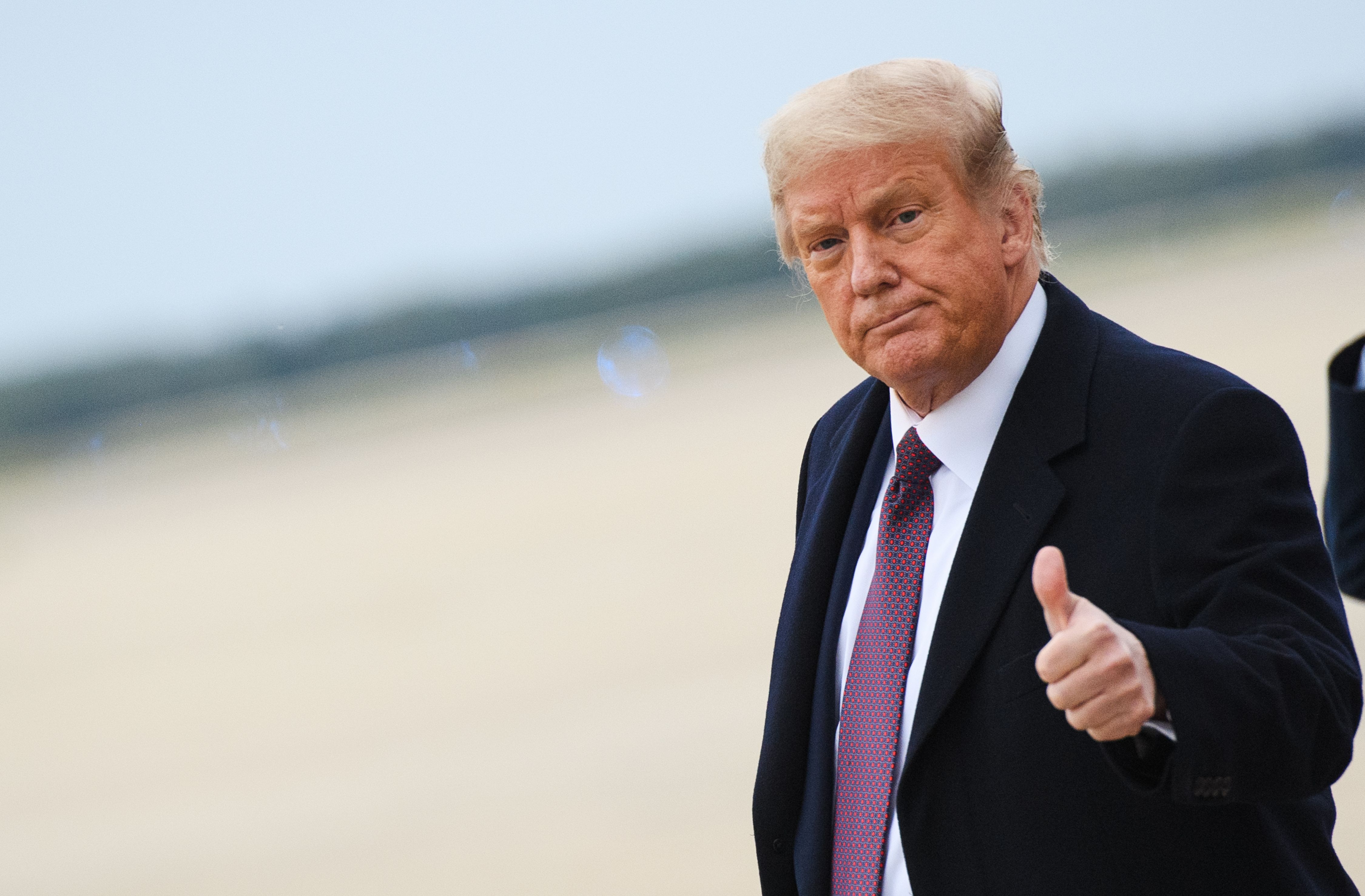 El presidente de Estados Unidos, Donald Trump, dijo que saldrá este lunes del hospital donde fue recluido a causa del coronavirus. (Foto Prensa Libre: AFP)