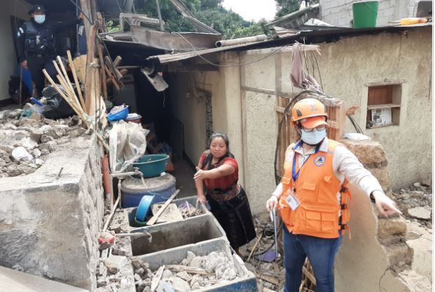 Flora Mendoza muestra los daños en su vivienda en San Marcos La Laguna. (Foto Prensa Libre: Carlos Hernández). 