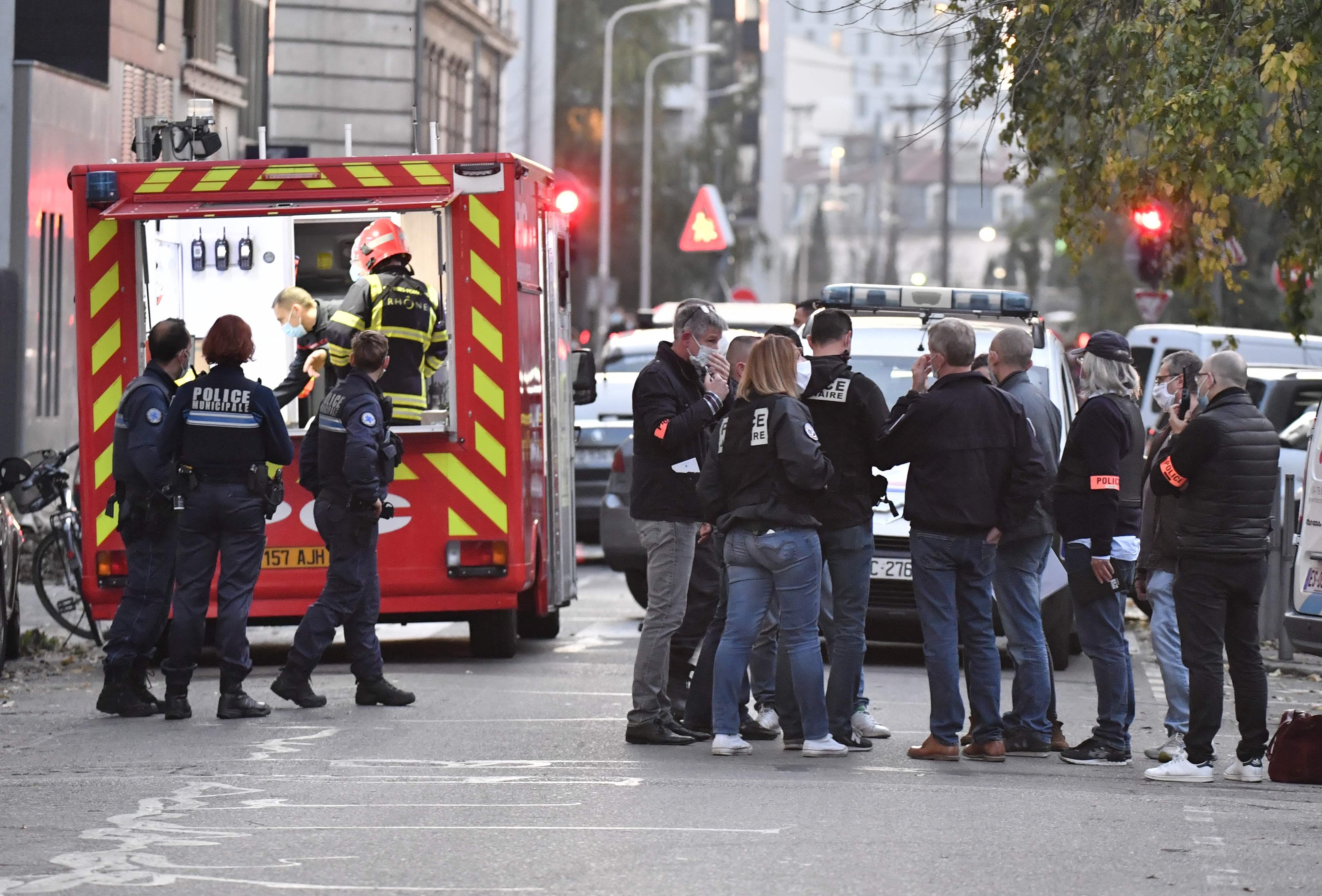 Personal de emergencias y seguridad examinan la escena donde un sacerdote ortodoxo fue atacado en Lyon, Francia. (Foto Prensa Libre: AFP)