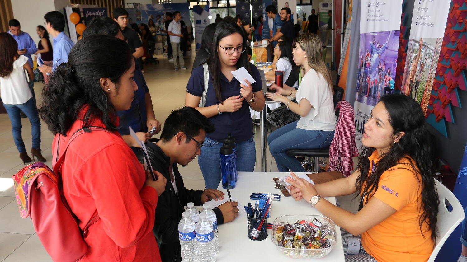 Graduandos de todo el país podrán aplicar a puestos de trabajo en el sector contact center. (Foto Prensa Libre: cortesía Agexport)