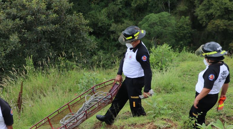 Cristel Eleana fue localizada sin vida en la zona 21 de la capital. (Foto Prensa Libre: Bomberos Voluntarios)  