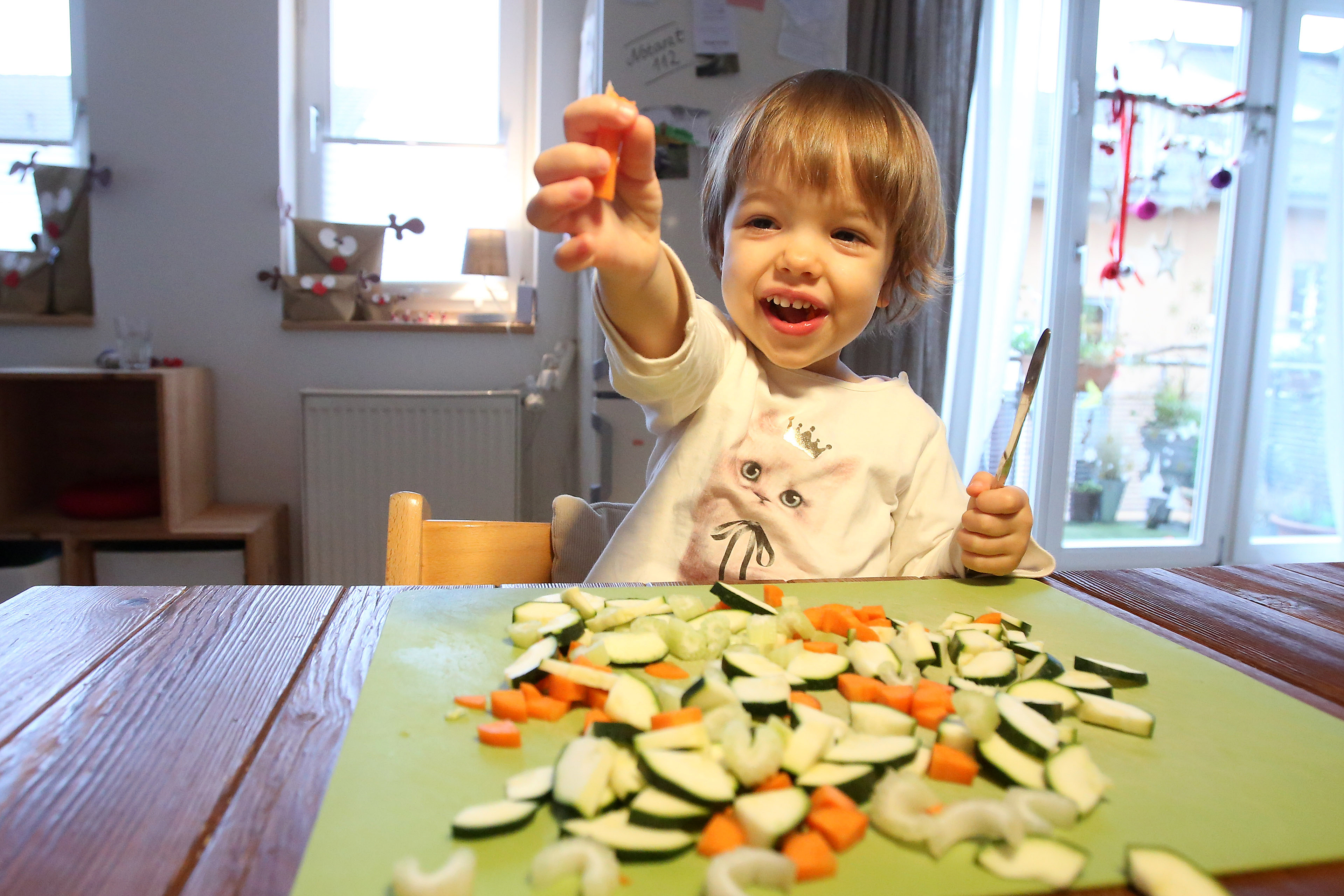 En algún momento comienzan a tomarles el gusto: zucchinis, zanahorias y otras verduras deberían formar gran parte del menú de los niños. (Foto Prensa Libre: Bodo Marks/dpa)