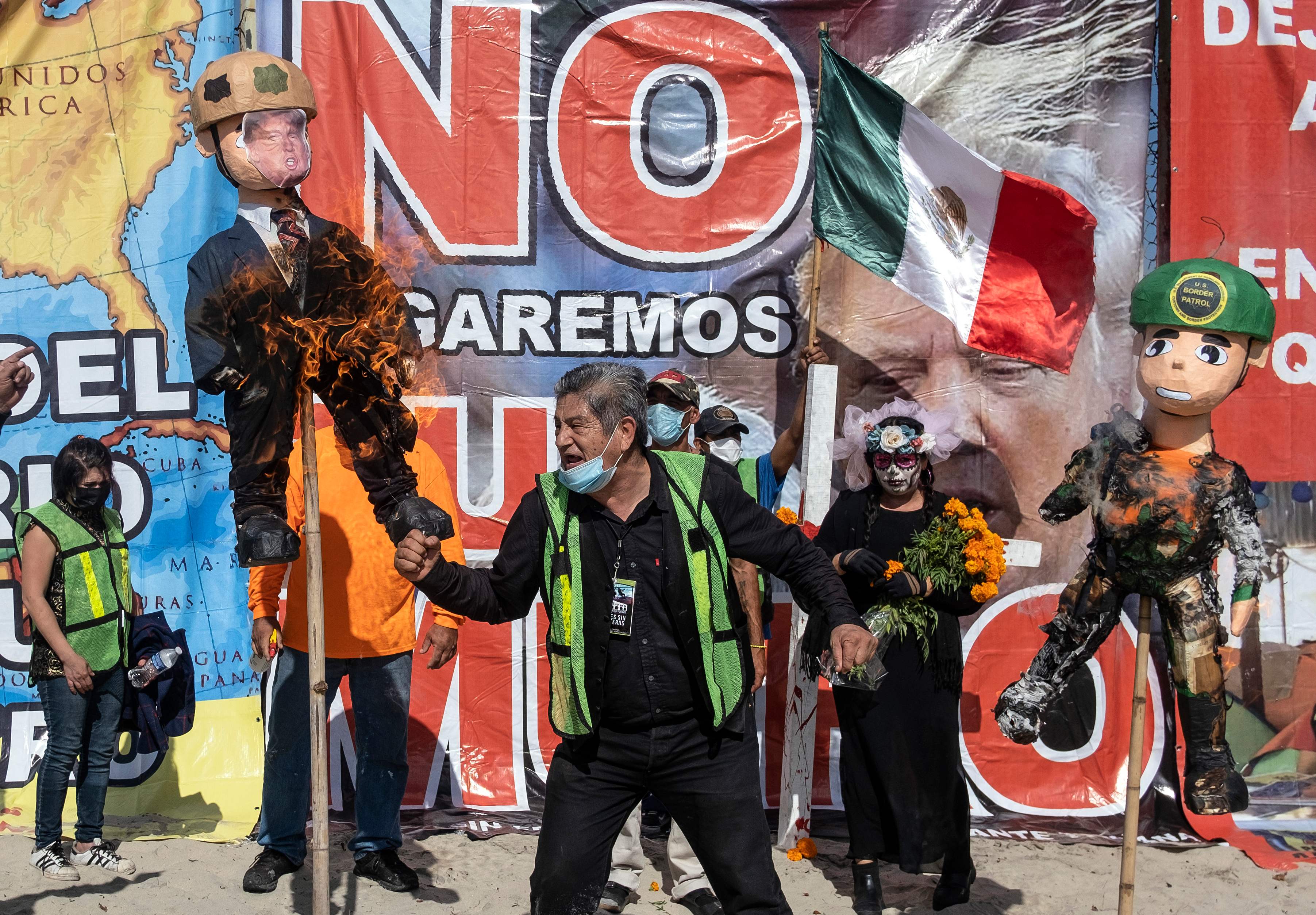 Los migrantes quemaron figuras del presidente de Estados Unidos, Donald Trump. (Foto Prensa Libre: AFP)