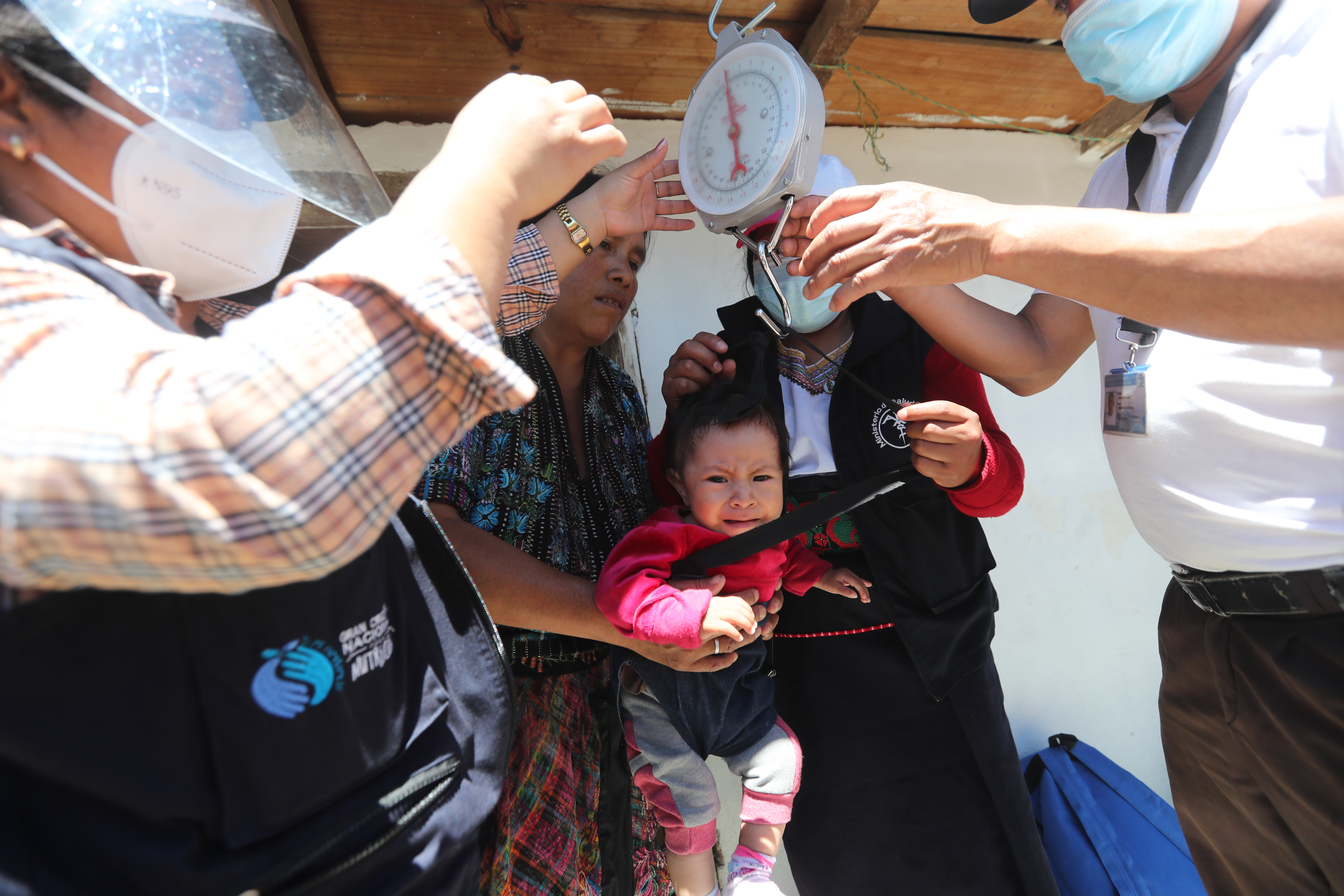 Isabel Lebón y su bebé Abigail de 8 meses presenta problemas de desnutrición, ellos viven en la aldea Patzutzún del municipio de Concepción del departamento de Solola. Los brigadistas del PMA junto a personal de Salud le dan seguimiento desde que encontraron el caso. (Foto Prensa Libre: Erick Ávila)