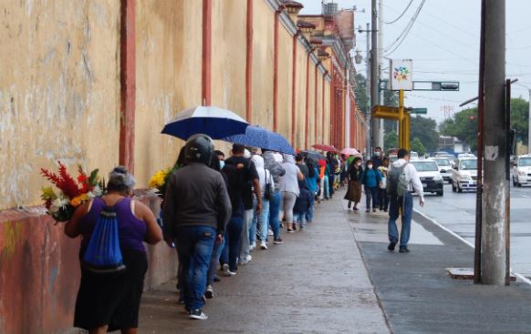 Los cementerios en Guatemala permanecen con aforo limitado por la pandemia. (Foto Prensa Libre: Fernando Cabrera)

