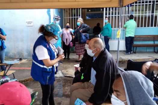 Personal de la PDH durante una supervisión de hospitales. (Foto Prensa Libre: PDH) 