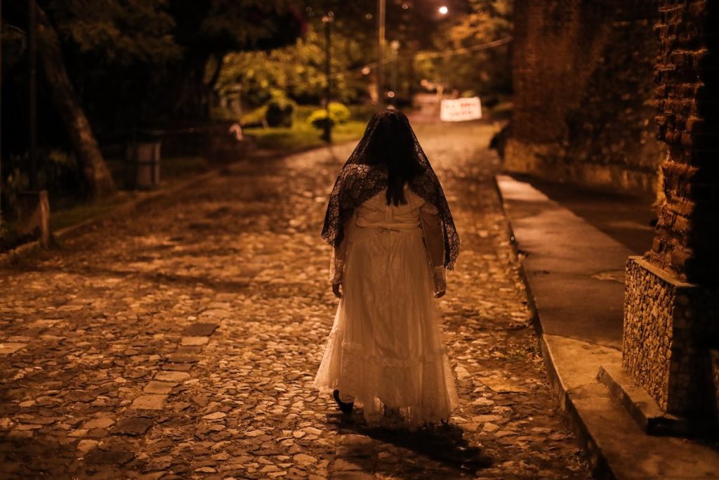 Durante los recorridos de años anteriores diferentes personajes de leyendas de Guatemala acompañan al público. (Foto Prensa Libre: Hemeroteca PL).