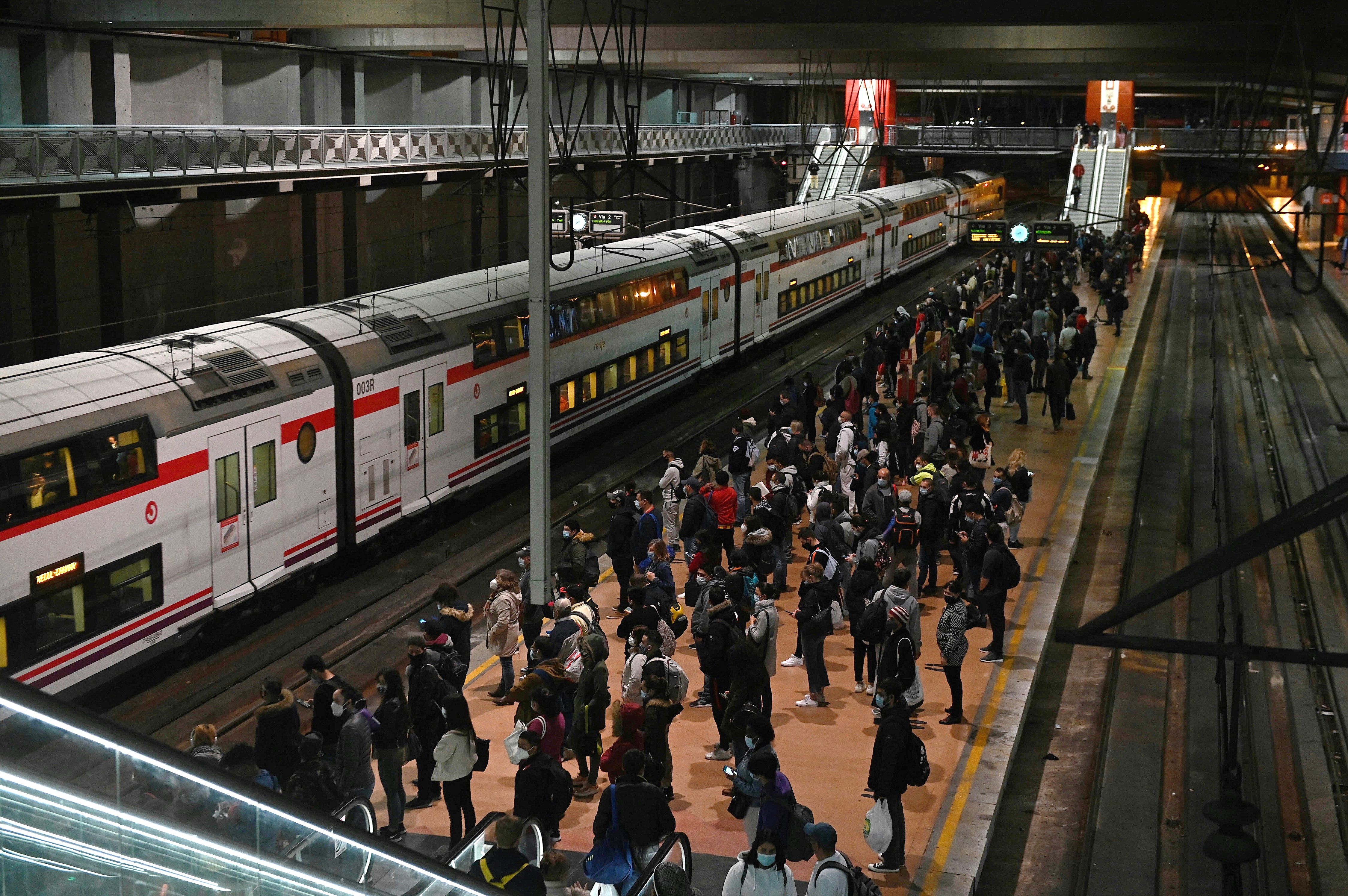 Decenas de personas esperan en un andén en Madrid. (Foto Prensa Libre: EFE)