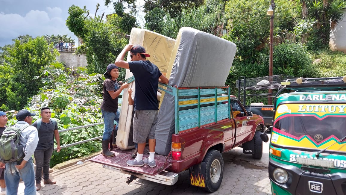 Vecinos del barrio número uno de San Marcos La Laguna, Sololá, evacúan la zona de riesgo. (Foto Prensa Libre: Conred)