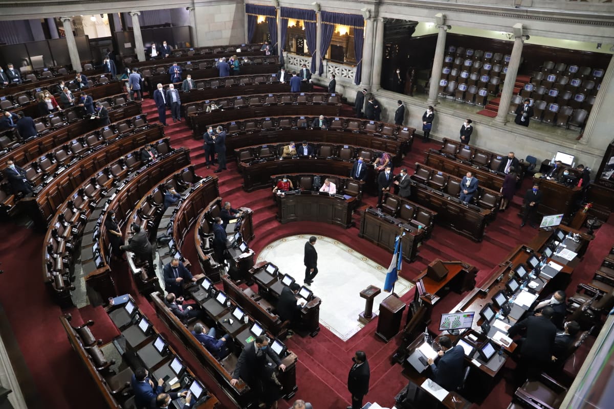 Fundación Oxlajuj N'oj considera necesario que los diputados reciban cursos de enfoque de genero para comprender la necesidad de leyes para las niñas y las mujeres. Fotografía: Congreso. 