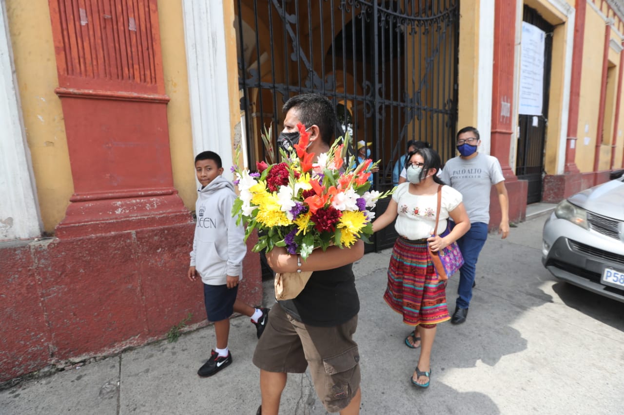 Los visitantes llegan a decorar las tumbas de sus difuntos. Foto Prensa Libre: Érick Ávila. 