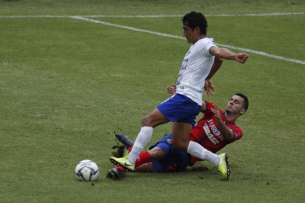 Acción durante le partido entre rojos y cobaneros en El Trébol. (Foto Prensa Libre: Esbin García)