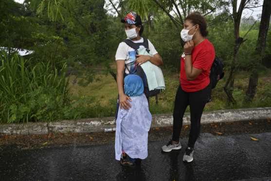 Los migrantes hondureños partieron el miércoles 30 de septiembre por la noche de San Pedro Sula, en el norte de Honduras, en una caravana de más de mil personas que incluye hombres, mujeres y niños. (Foto Prensa Libre: AFP)