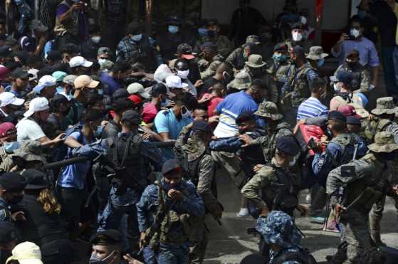 La caravana salió una semana después de que Guatemala abriera sus fronteras terrestres, aéreas y marítimas tras mantenerlas cerradas por seis meses para evitar la propagación del nuevo coronavirus. (Foto Prensa Libre: AFP)