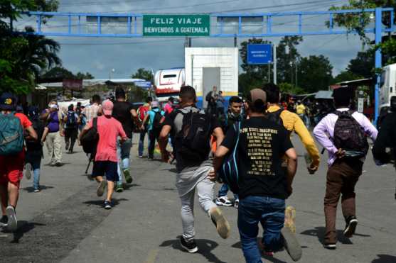 Algunos miembros de la caravana dijeron que reconocen el peligro de contagiarse de covid-19 en el recorrido, pero aseguran que están dispuestos a correr el riesgo para escapar de la pobreza y violencia en Honduras. (Foto Prensa Libre: AFP)