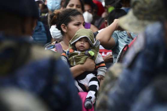 Cargando sus pocas pertenencias en mochilas o bolsas plásticas, gran parte de los migrantes no portaban marcarillas para prevenir los contagios. (Foto Prensa Libre: AFP

