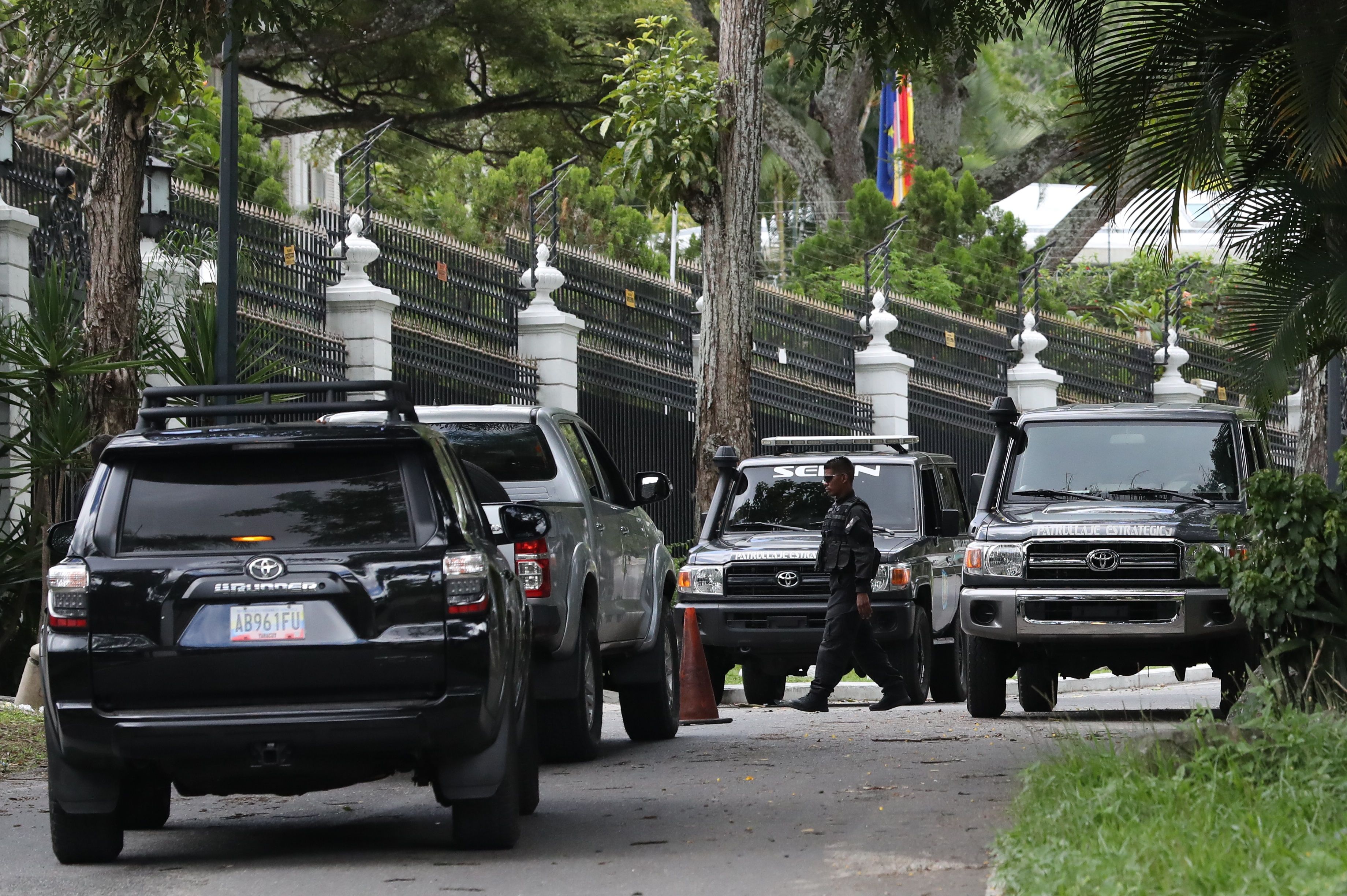 La casa del embajador de España en Caracas, donde permanecía como huésped desde abril de 2019, fue rodeada de miembros del Servicio Bolivariano de Inteligencia Nacional. (Foto Prensa Libre: EFE/ Miguel Gutiérrez).