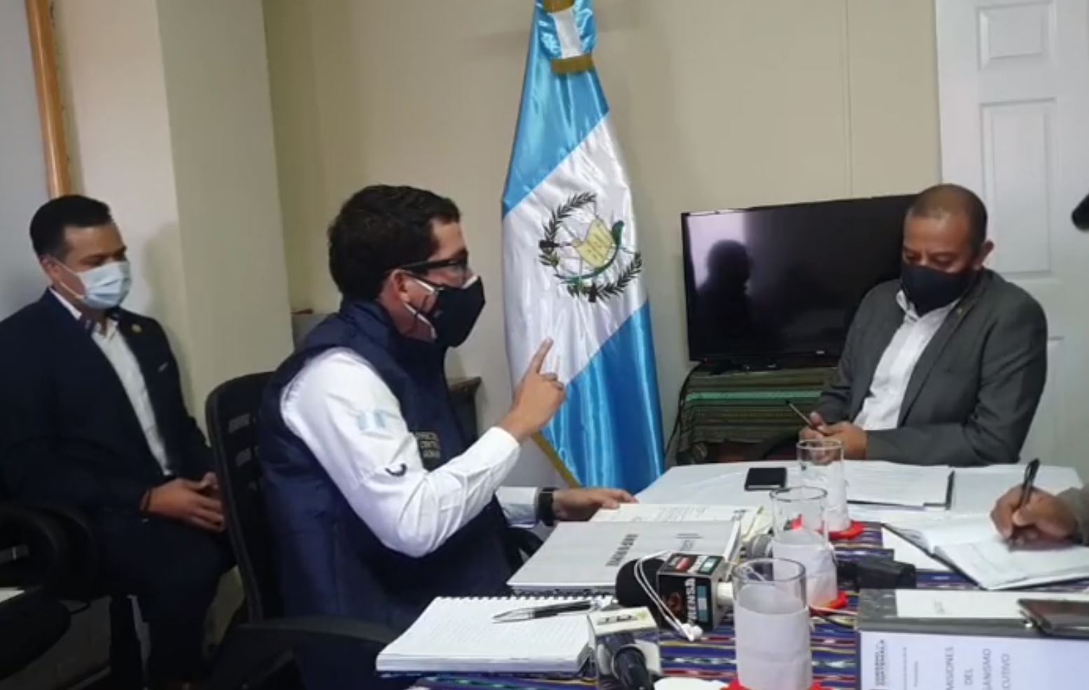 El diputado Aldo Dávila, derecha, en la citación con el director ejecutivo del Centro de Gobierno, Miguel Martínez.  (Foto Prensa Libre: Captura de video Facebook de Aldo Dávila)