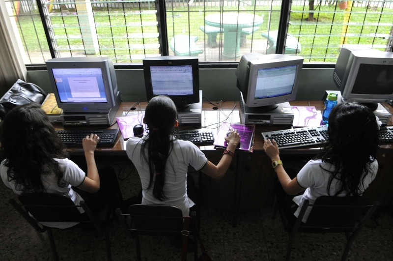 Persiste la incertidumbre si el ciclo 2021 será presencial, virtual o hibrido, los colegios privados se preparan para cualquiera de estos tres escenarios. (Foto Prensa Libre: Hemeroteca PL)