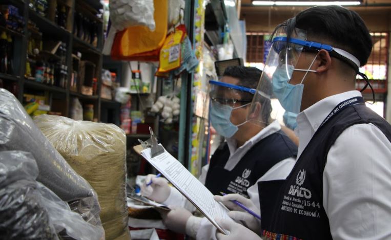 Agentes de la Diaco han verificaciones del libro de quejas. (Foto Prensa Libre: Diaco)