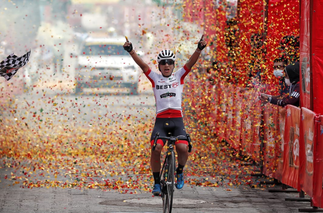 Colorido recibimiento el de Esquipulas Palo Gordo, San Marcos, a la llegada del ecuatoriano Harold López a la meta. Foto Esbin García. 