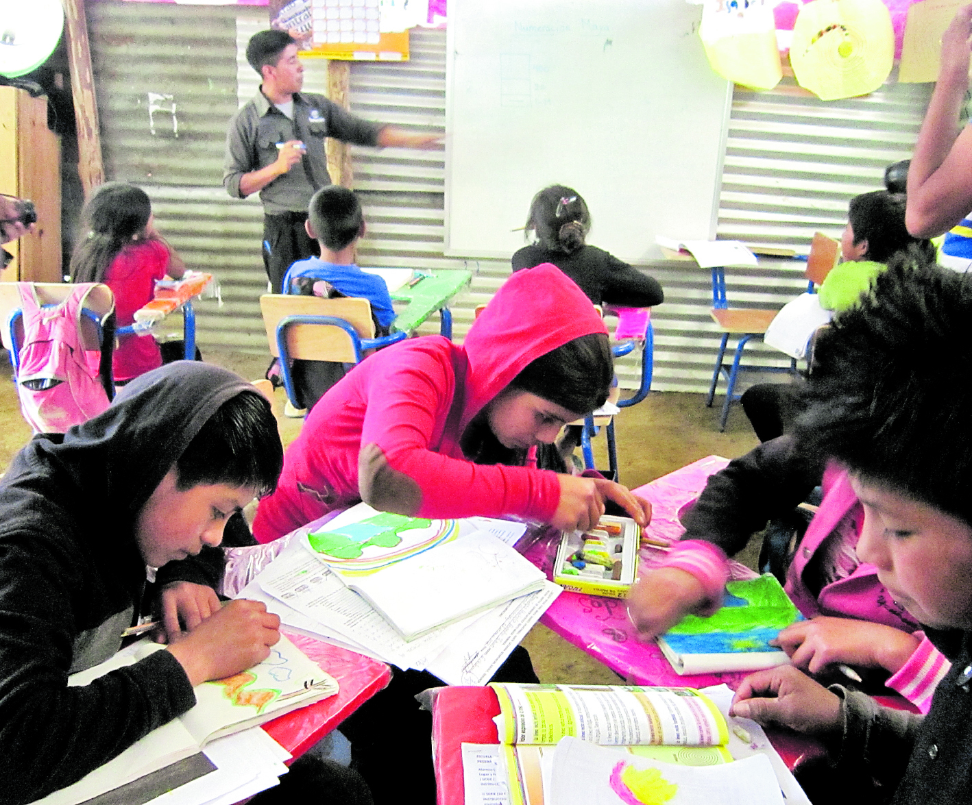 Son 2 millones 463 mil 727 estudiantes que cursan primaria, básicos y diversificado en el sector público, ellos serán evaluados conforme el portafolio con los trabajos que han hecho en casa. (Foto Prensa Libre: Hemeroteca PL)