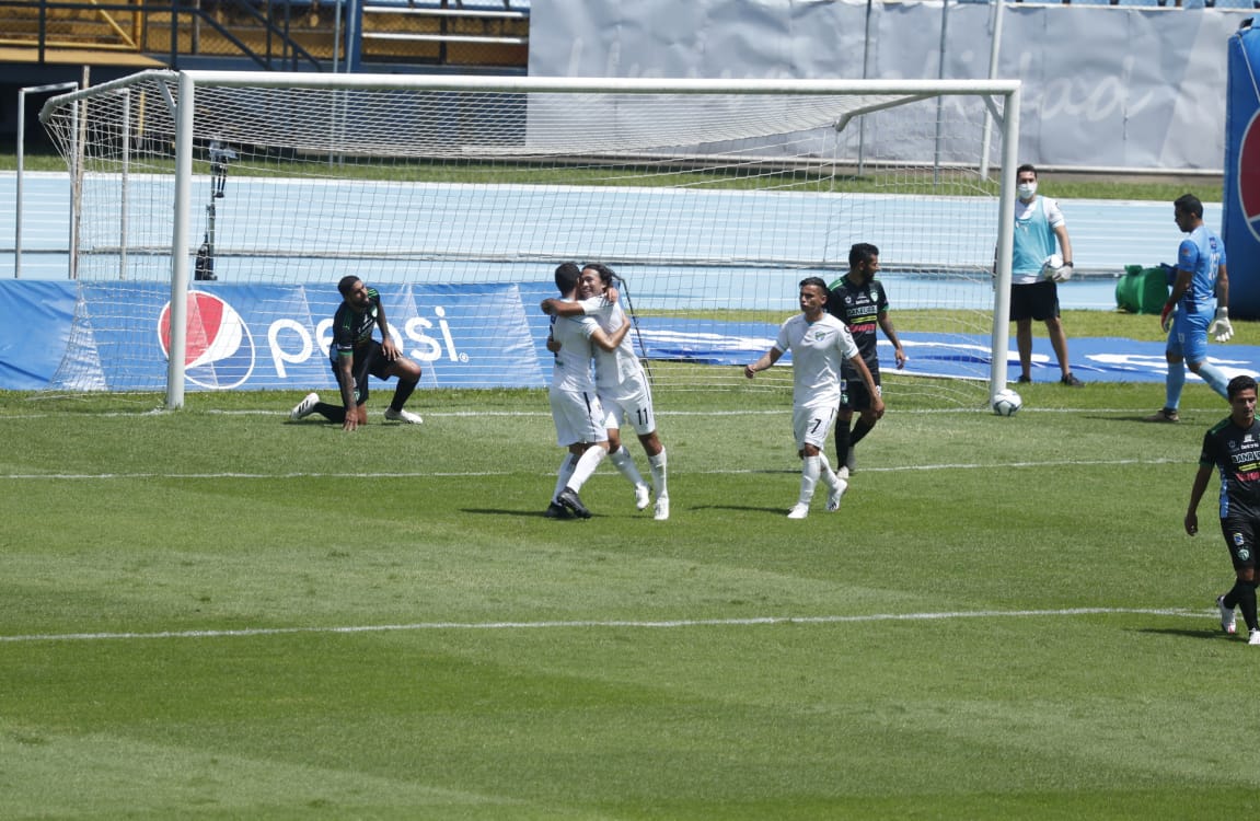 Los jugadores cremas festejaron este lunes contra Antigua GFC. (Foto Prensa Libre: Esbin García)