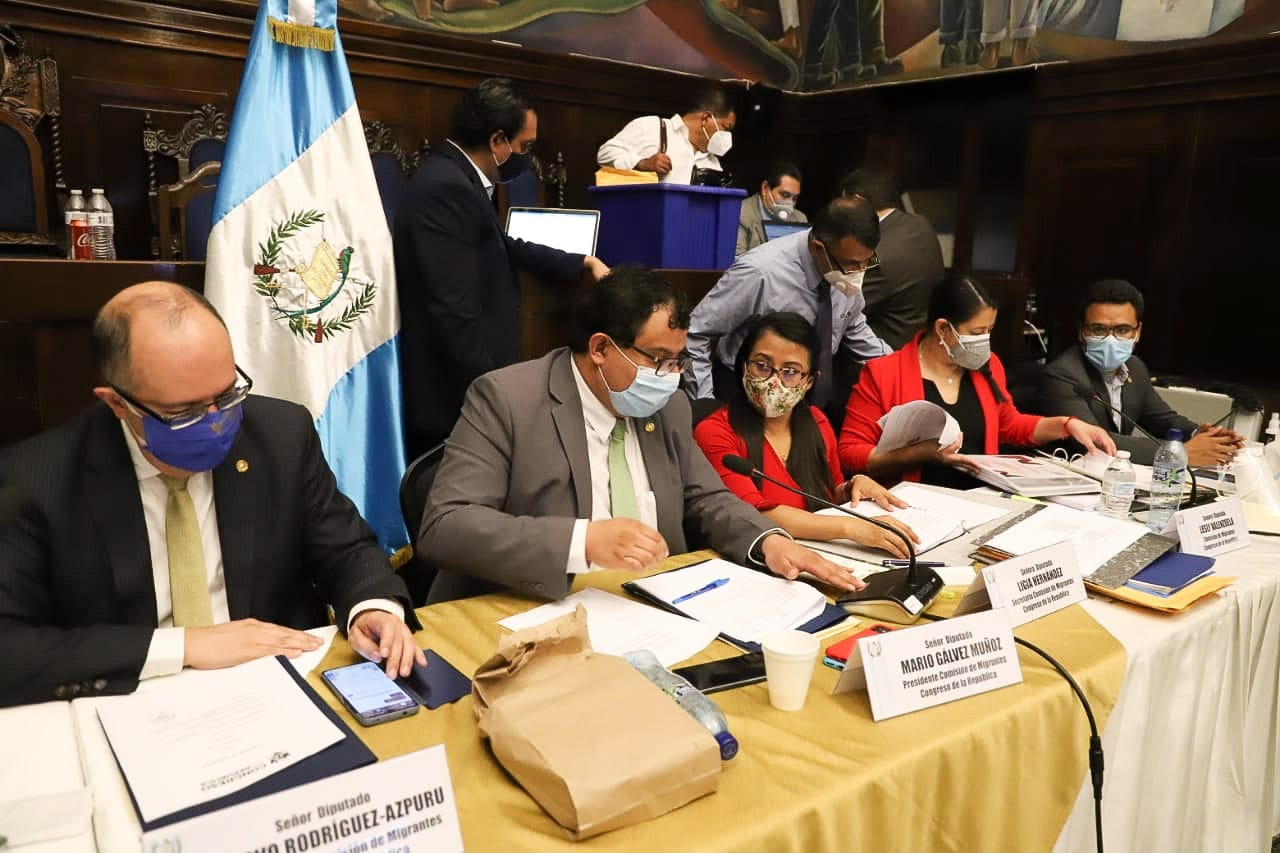 Diputados de la Comisión del Migrante, durante una audiencia en al cual escucharon a aspirantes a dirigir Conamigua. (Foto: Congreso)